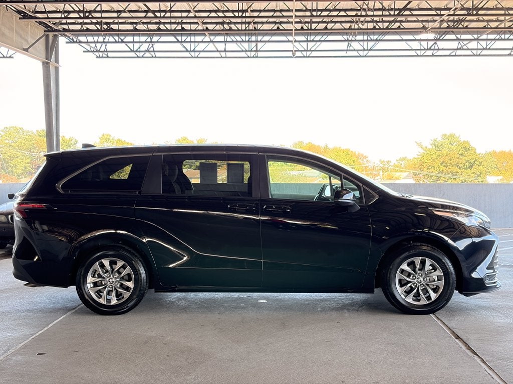 2025 Toyota Sienna LE 8 Passenger