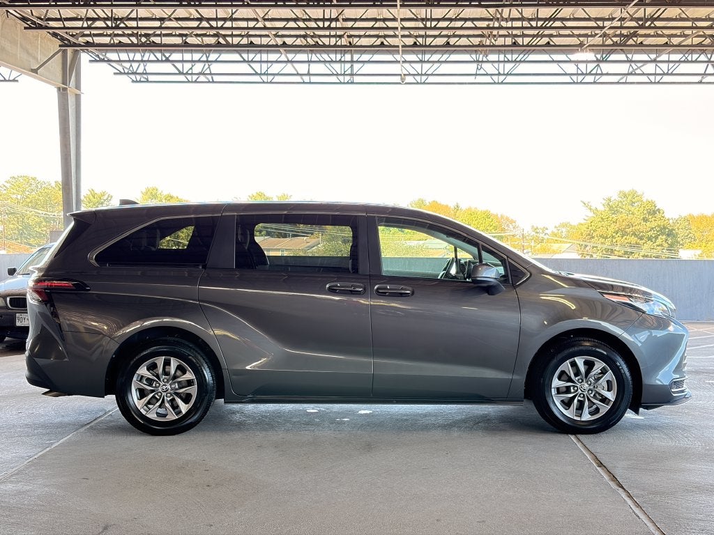 2025 Toyota Sienna LE 8 Passenger