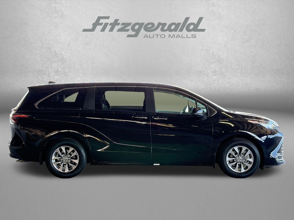 2024 Toyota Sienna XLE 8 Passenger