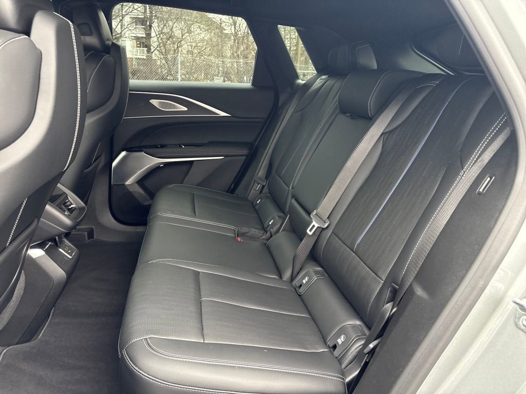 2025 Cadillac LYRIQ Luxury 2