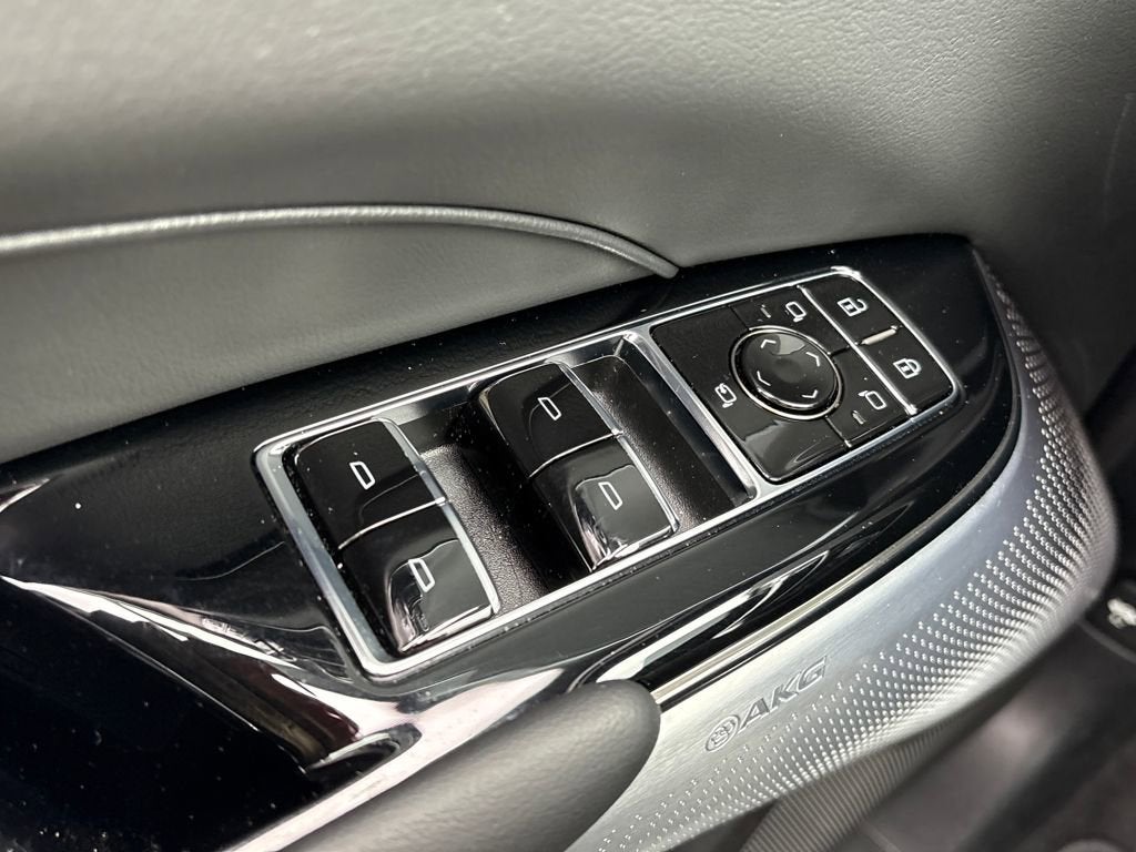 2025 Cadillac LYRIQ Luxury 2