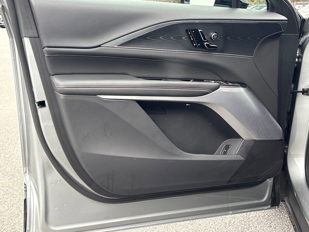 2025 Cadillac LYRIQ Luxury 2