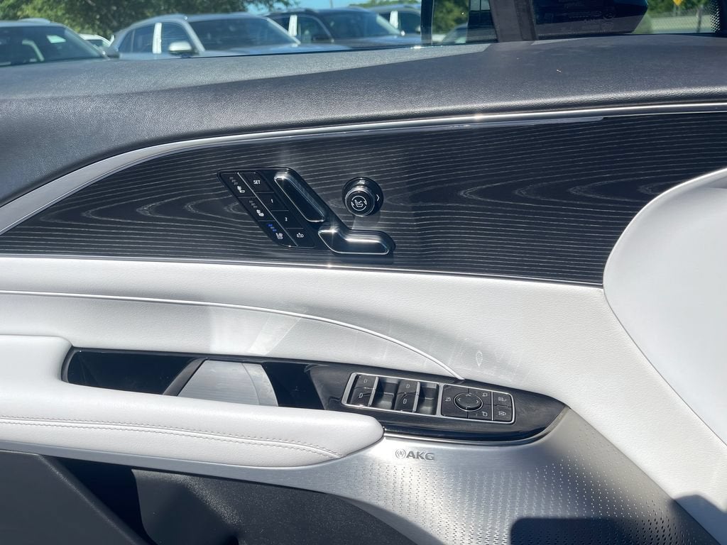 2024 Cadillac LYRIQ Luxury 2