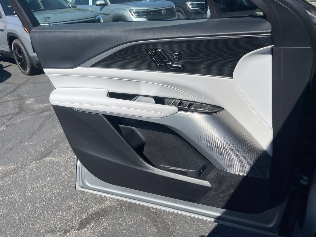 2024 Cadillac LYRIQ Luxury 2