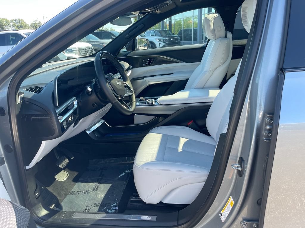 2024 Cadillac LYRIQ Luxury 2