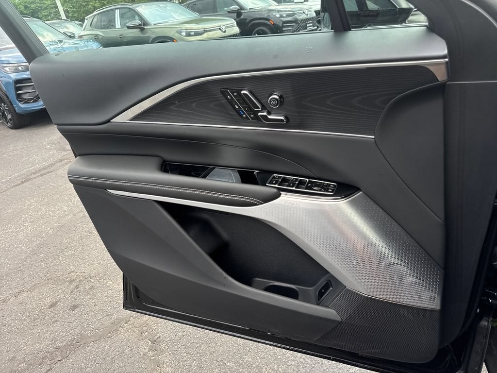 2025 Cadillac LYRIQ Luxury 3