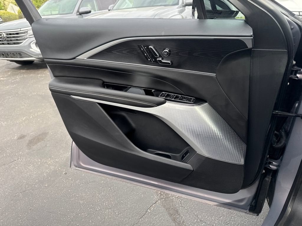 2025 Cadillac LYRIQ Luxury 3