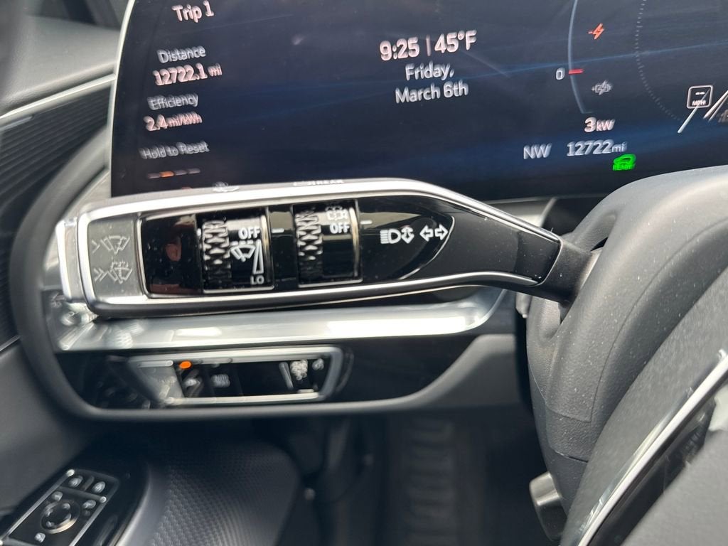 2025 Cadillac LYRIQ Luxury 3