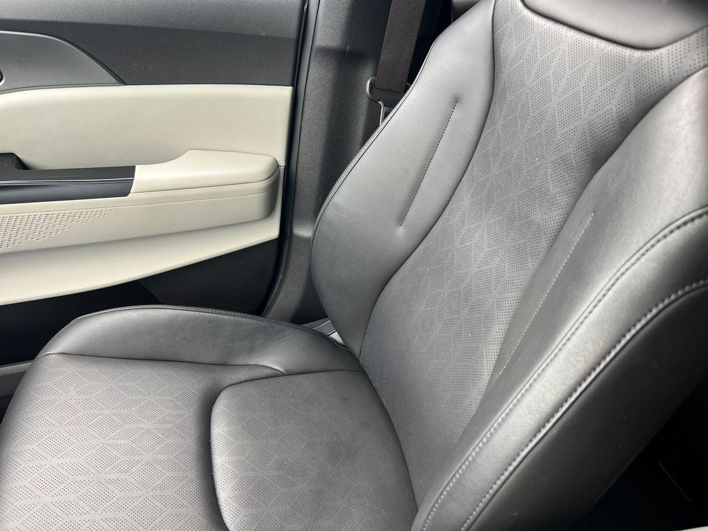 2023 Kia Carnival LX Seat Package