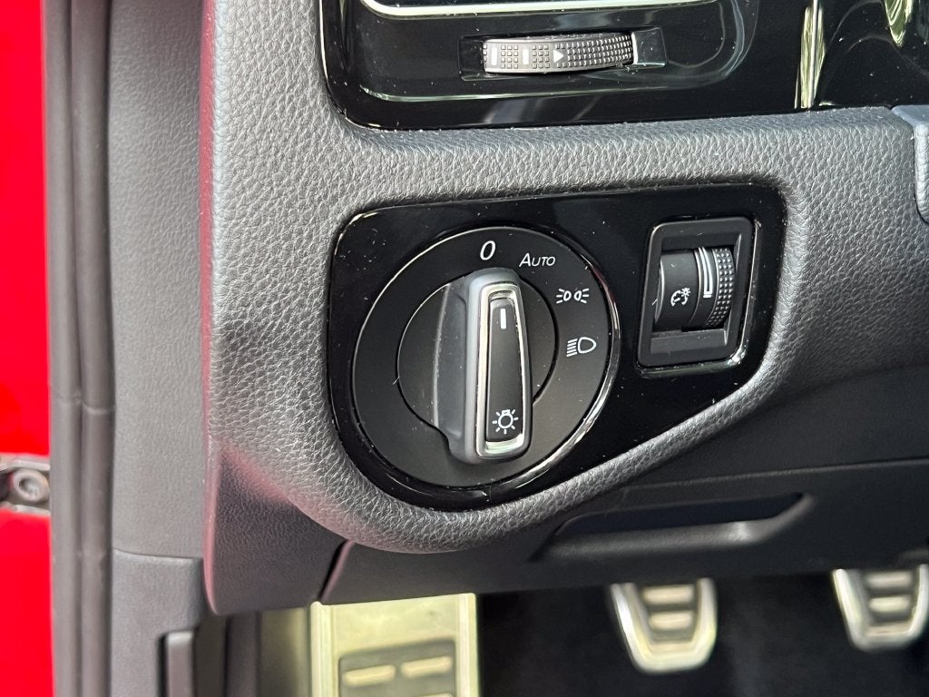 2017 Volkswagen Golf R DCC & Navigation 4Motion