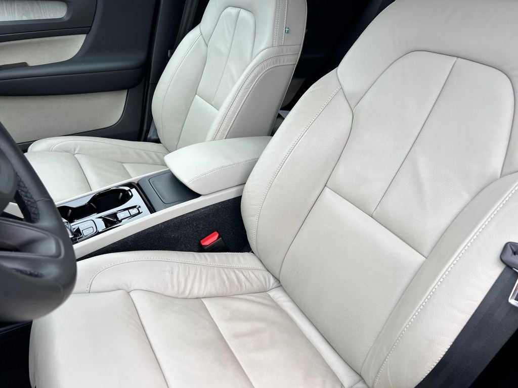 2023 Volvo XC40 Plus Bright Theme